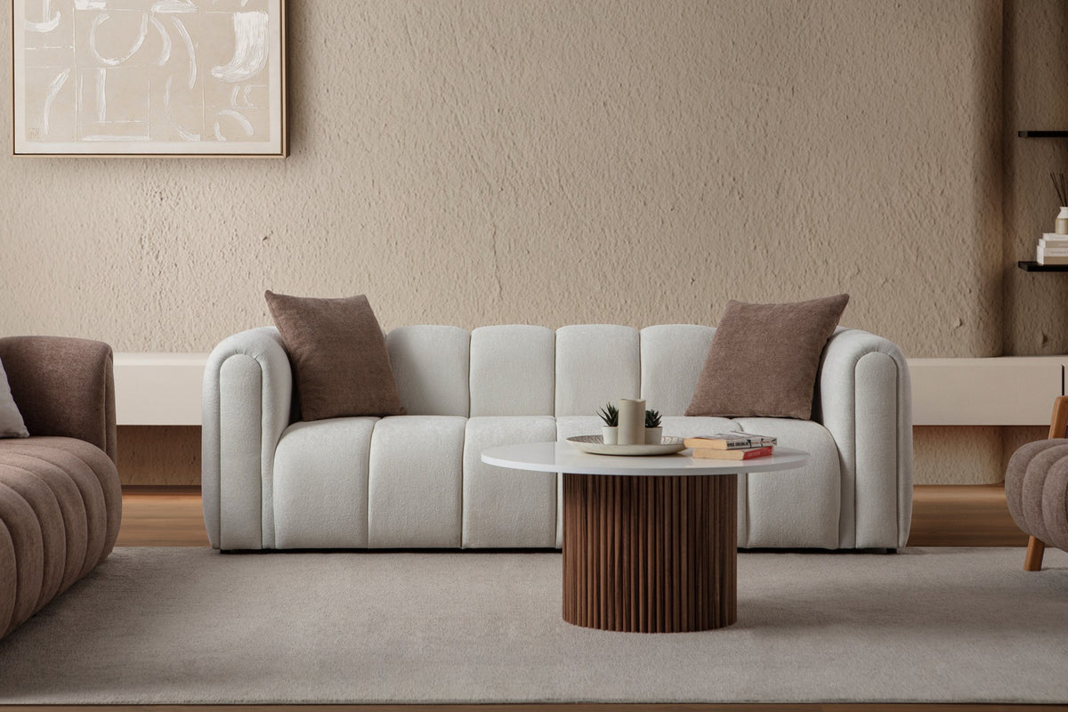 Weisses 3-Sitzer Sofa N-Line von Hanah Home mit Boucle-Stoffbezug, Kunststoffbeinen und zwei passenden Kissen auf hellem Hintergrund.