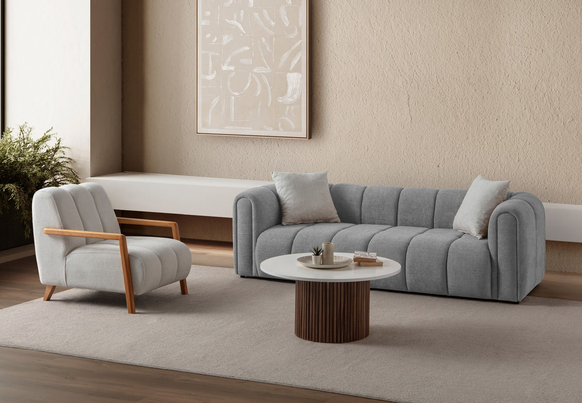Graues 3-Sitzer Sofa N-Line von Hanah Home mit Boucle-Stoffbezug, Kunststoffbeinen und zwei losen Kissen im Wohnraum.