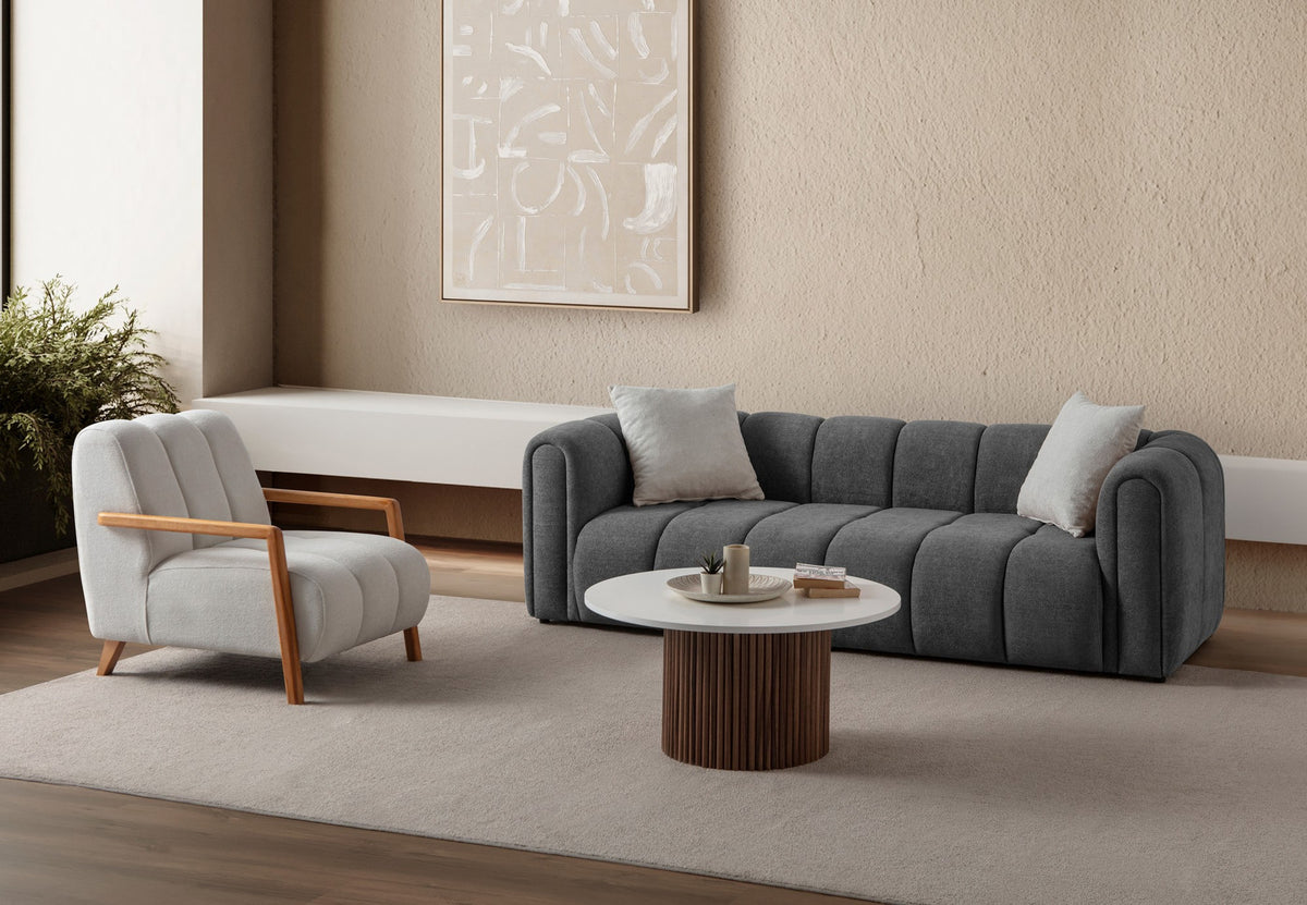Anthrazitfarbenes 3-Sitzer Sofa N-Line von Hanah Home mit Boucle-Stoffbezug, Kunststoffbeinen und zwei Kissen.