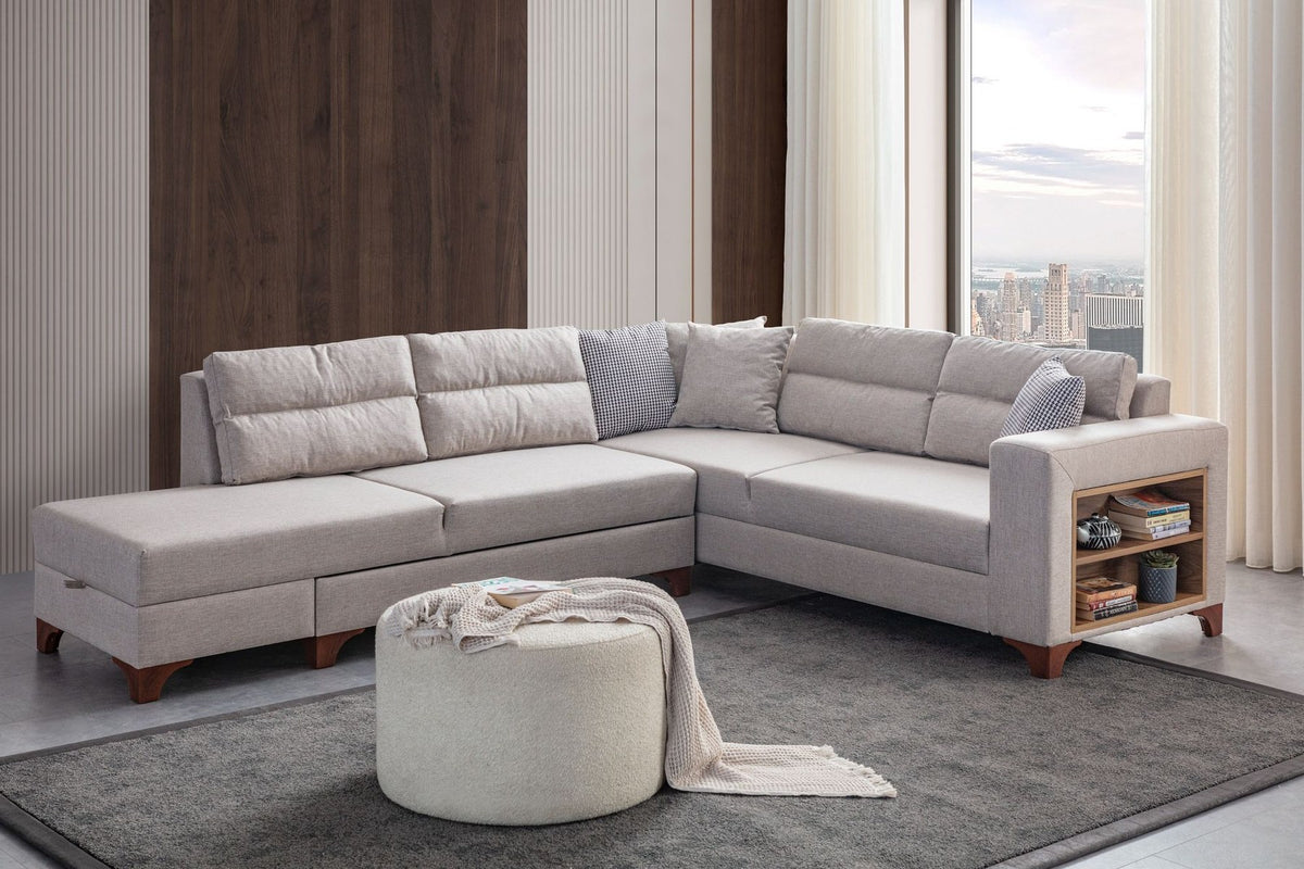 Cremefarbenes Eckschlafsofa T-Loft von Hanah Home mit Leinenstruktur-Stoffbezug, Kunststoffbeinen und acht dekorativen Kissen.