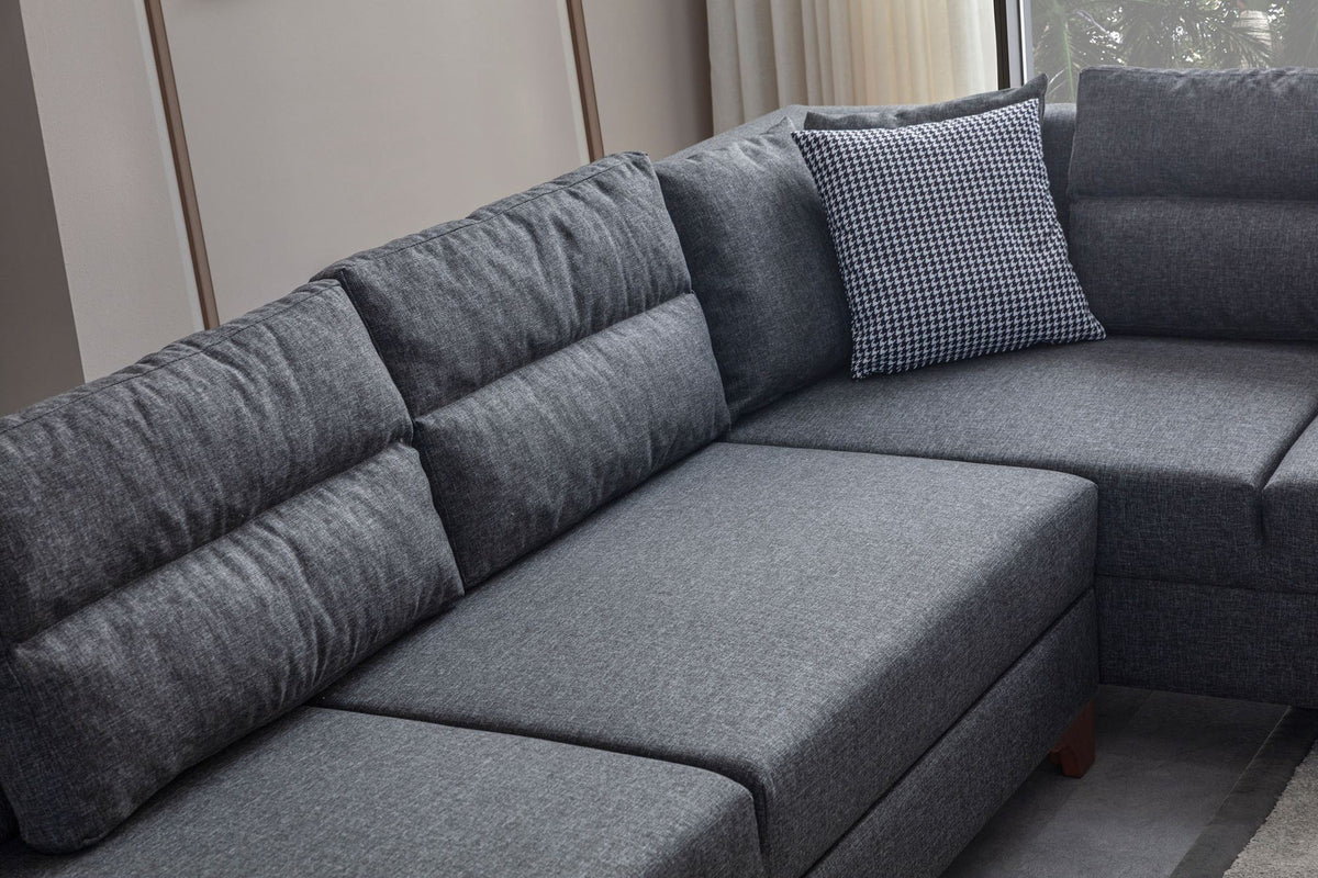 Eckschlafsofa T-Loft rechts in Anthrazit von Hanah Home, Stoffbezug mit Leinenstruktur, Kunststoffbeine, inklusive acht Kissen.