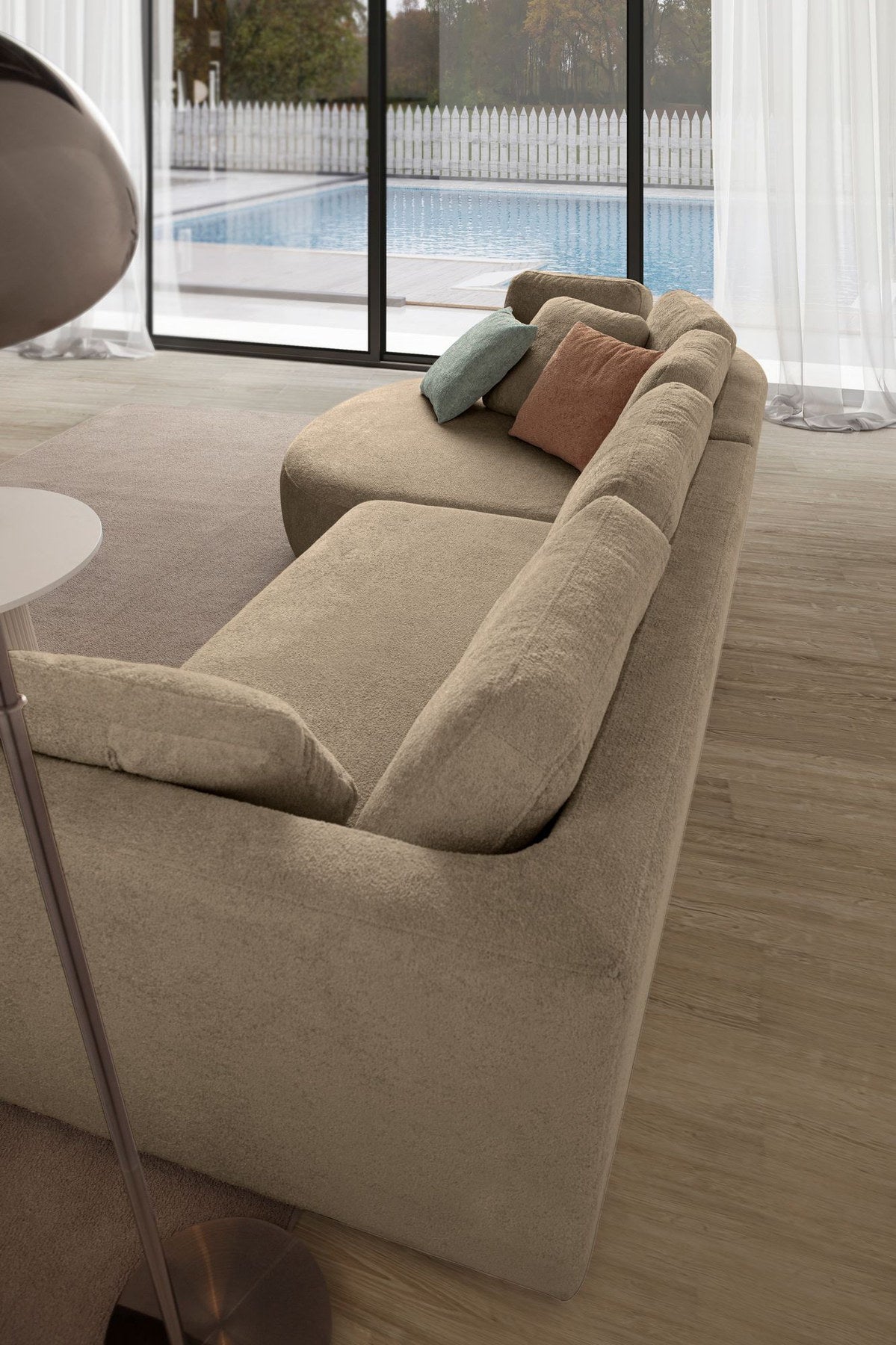 Braunes Ecksofa Venezia von Hanah Home mit Polyesterbezug, Hainbuchen-Gestell, sichtbaren Kunststoffbeinen und neun losen Kissen im Lounge-Modul.