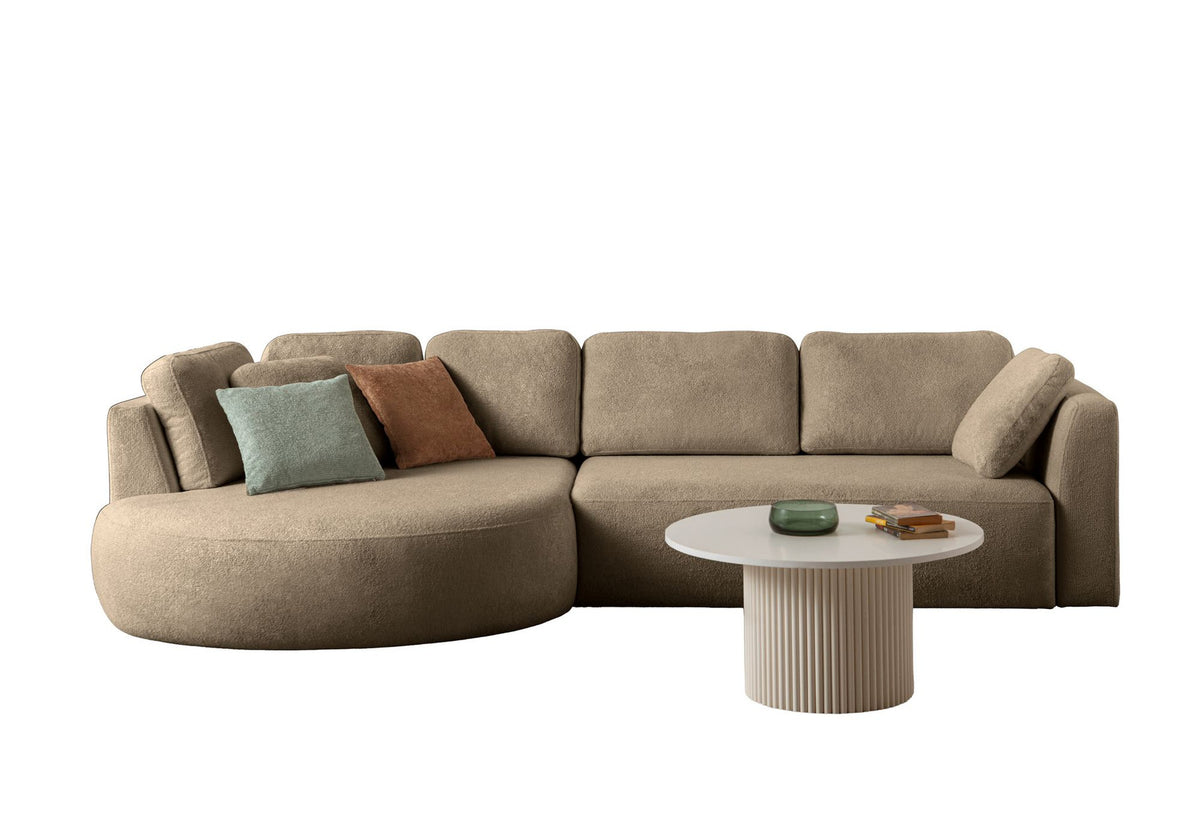 Braunes Ecksofa Venezia von Hanah Home mit Polyesterbezug, Hainbuchen-Gestell, sichtbaren Kunststoffbeinen und neun losen Kissen im Lounge-Modul.
