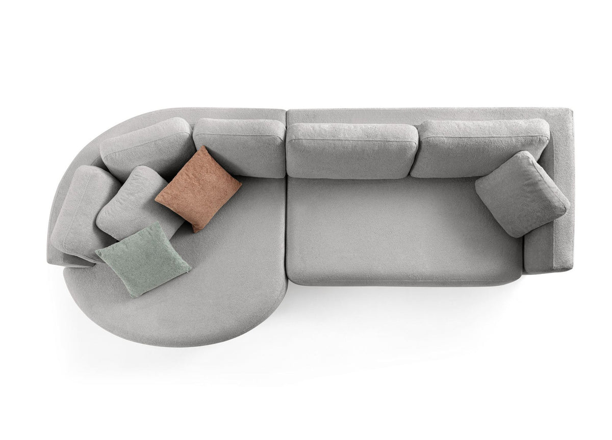 Graues Ecksofa Venezia links von Hanah Home mit Polyesterbezug, Hainbuche-Gestell, Kunststoffbeinen und neun Kissen im Wohnraum.