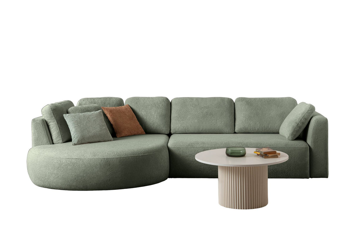 Grünes Ecksofa Venezia mit Lounge-Modul und 2-Sitzer-Modul, Polyesterstoff, Kunststoffbeinen, neun Kissen, Frontansicht.