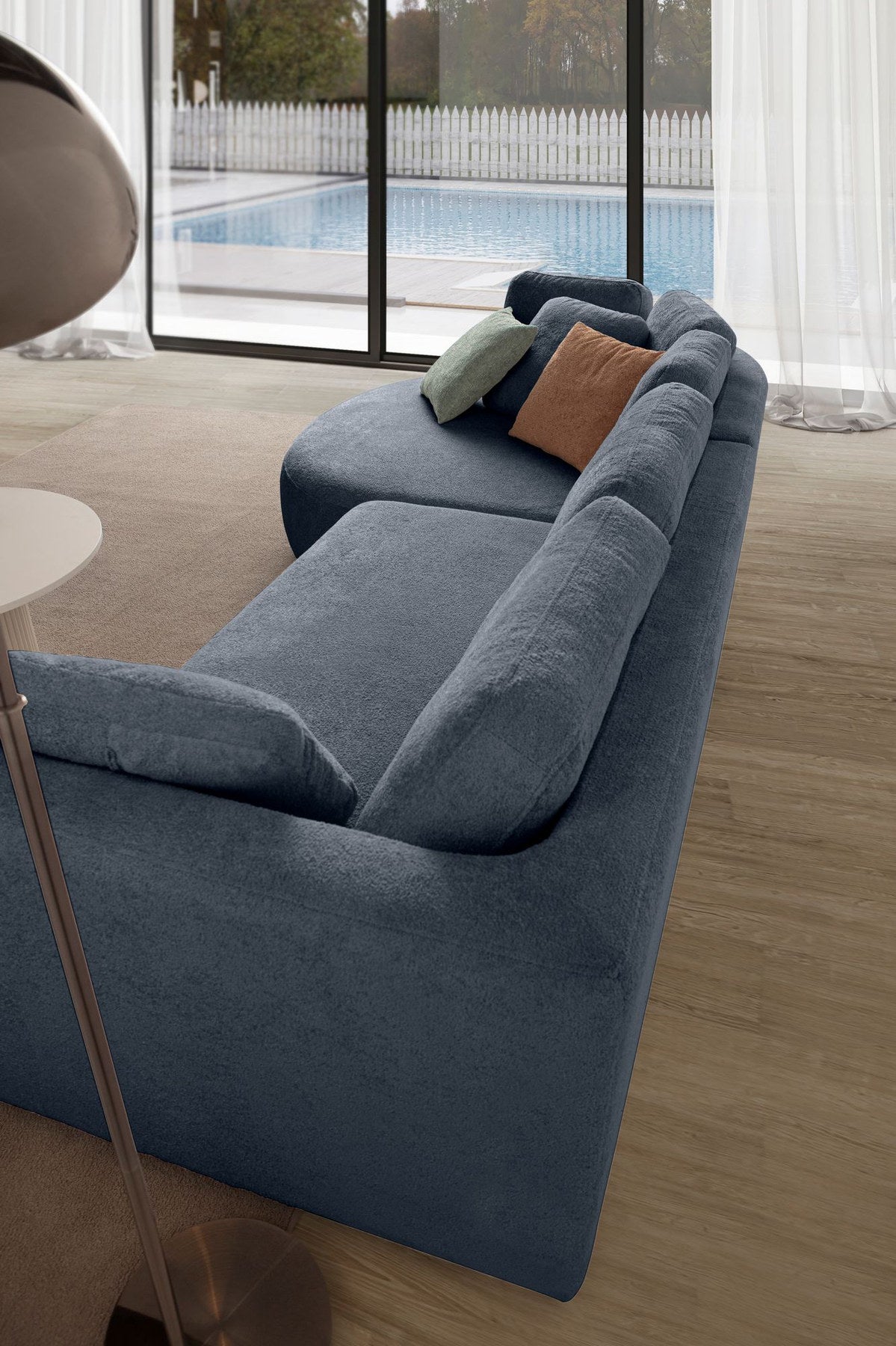 Marineblaues Ecksofa Venezia mit Polyesterbezug, Hainbuchen-Gestell, Kunststoffbeinen und neun losen Kissen, Loungemodul links.