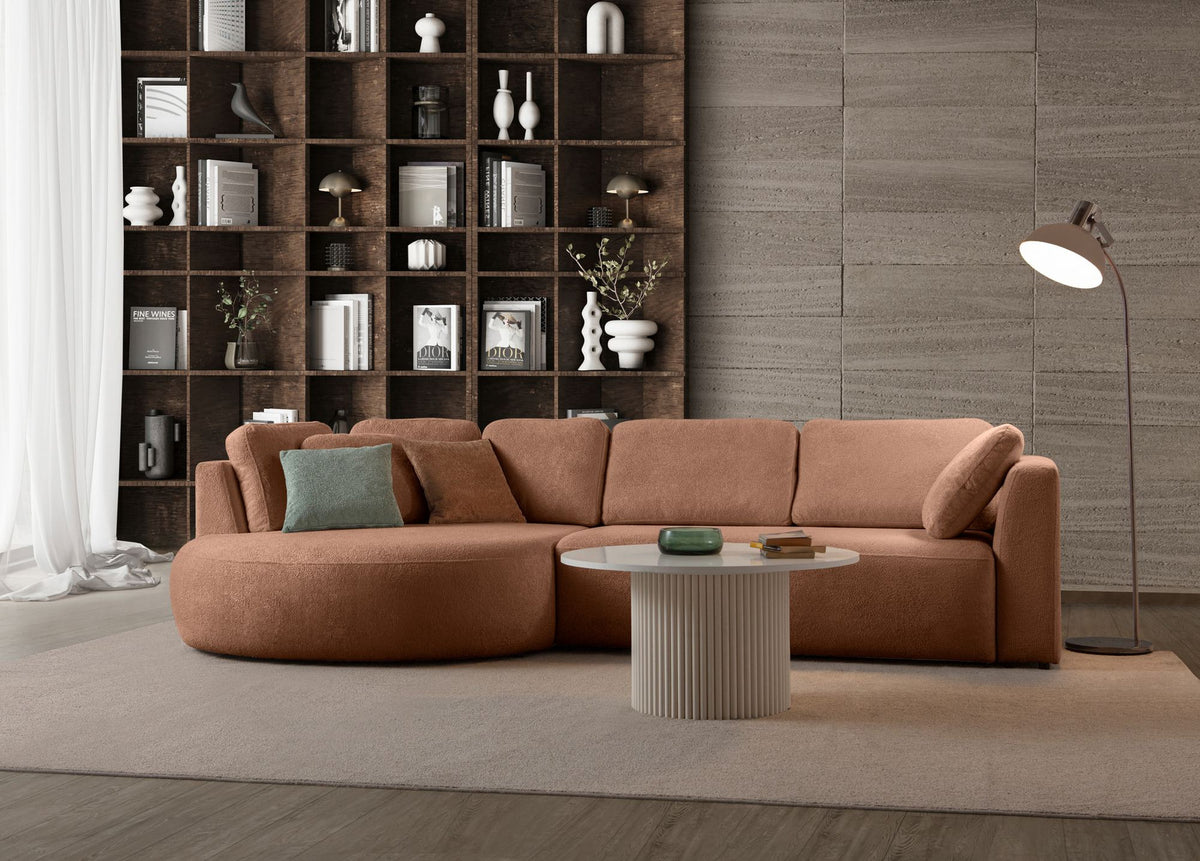 Ecksofa links in Nerzfarbe mit Polyesterbezug, Hainbuchengestell, abnehmbarem Rückenkissen und neun losen Kissen, Kunststoffbeine sichtbar.