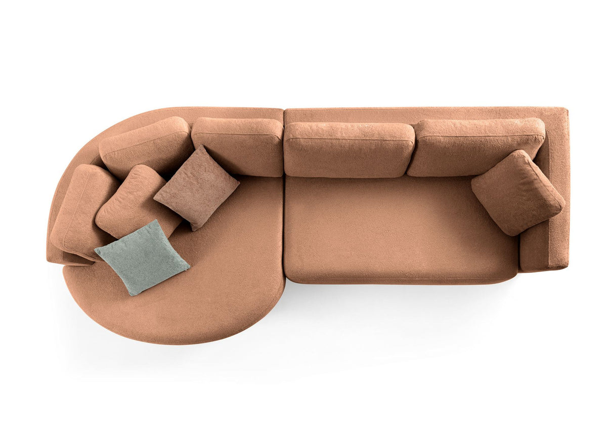 Ecksofa links in Nerzfarbe mit Polyesterbezug, Hainbuchengestell, abnehmbarem Rückenkissen und neun losen Kissen, Kunststoffbeine sichtbar.