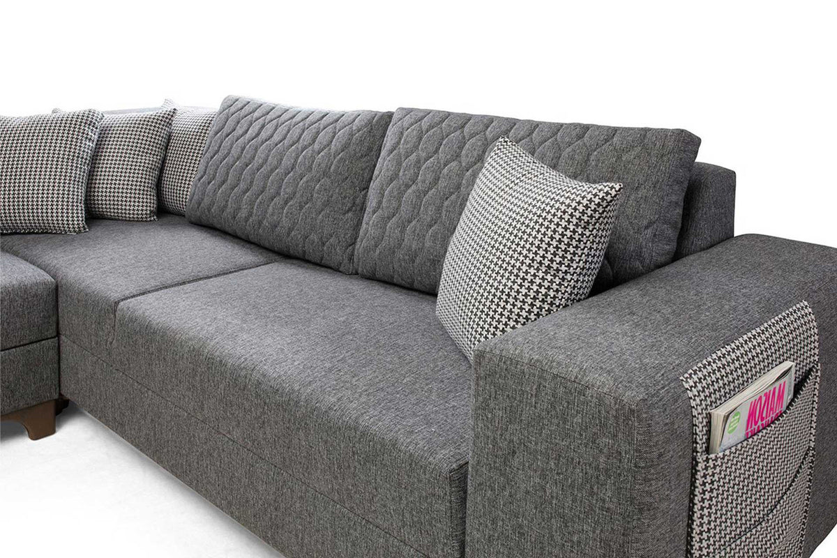 Graues Eckschlafsofa mit Leinenstruktur-Polyesterbezug, Holzgestell und Kunststoffbeinen, inklusive acht Kissen und abnehmbarem Rückenkissen.