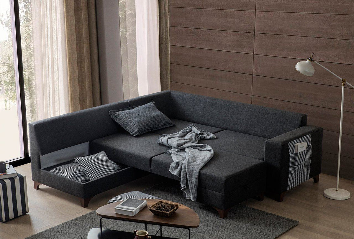 Eckschlafsofa links in Anthrazit von Hanah Home mit Leinenstruktur-Bezug, Kunststoffbeinen und acht Kissen im Wohnraum.