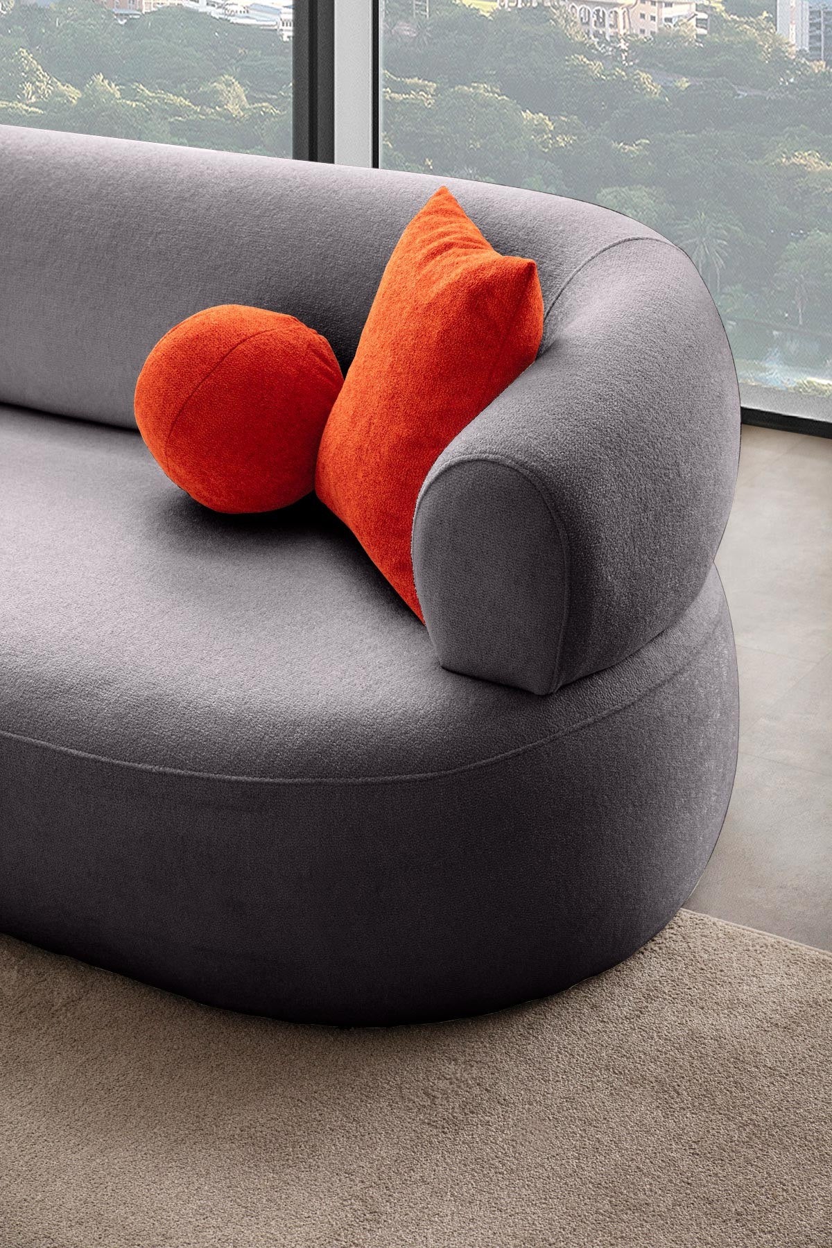 Dunkelgraues Ecksofa Roma von Hanah Home mit Boucle-Stoffbezug, Kunststoffbeinen und vier losen Kissen, links ausgerichtet.