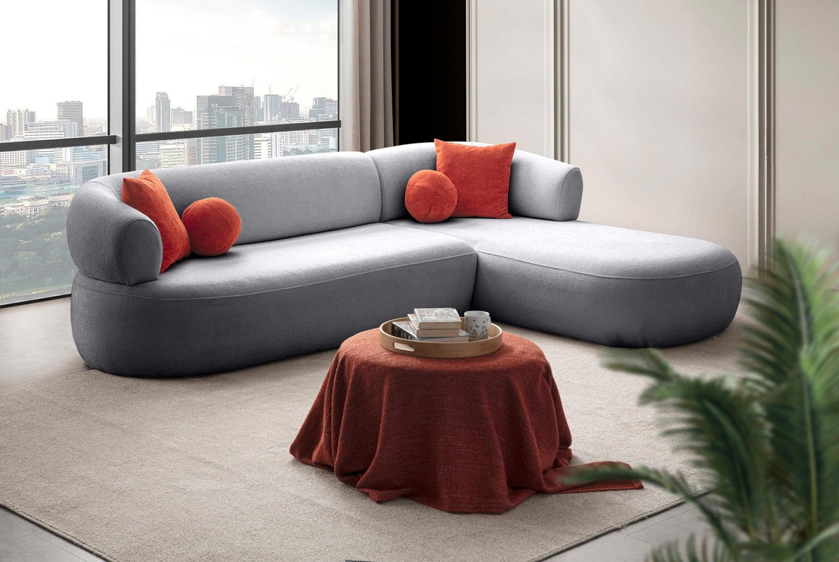 Graues Ecksofa Roma mit Boucle-Stoff-Bezug, Kunststoffbeinen und vier Kissen, rechte Sitzform, Gestell aus Hainbuche und Spanplatte.
