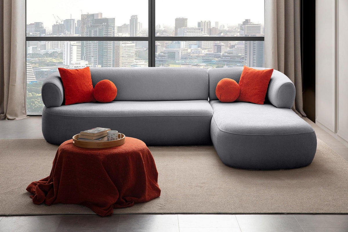 Graues Ecksofa Roma mit Boucle-Stoff-Bezug, Kunststoffbeinen und vier Kissen, rechte Sitzform, Gestell aus Hainbuche und Spanplatte.