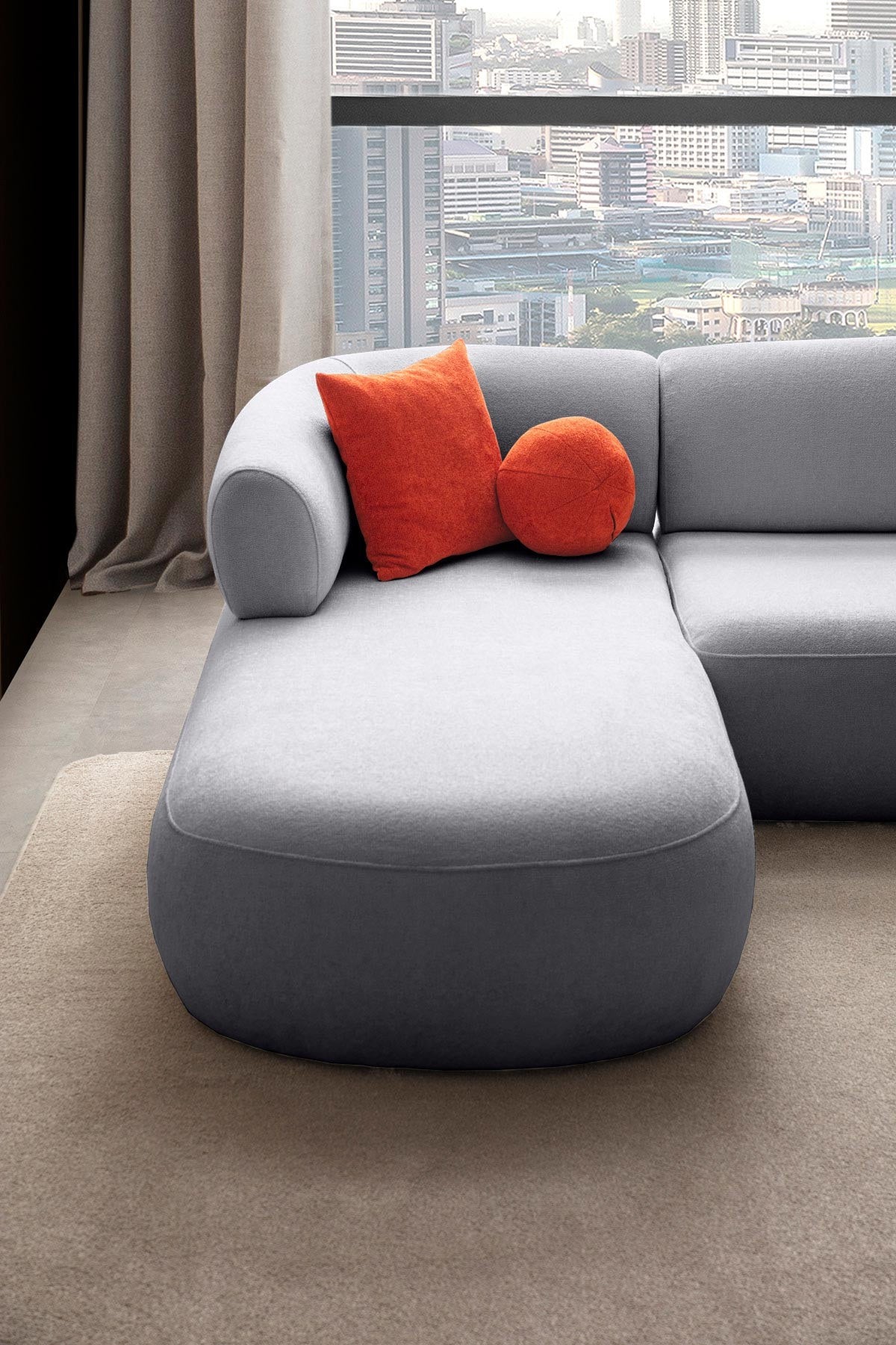 Graues Ecksofa links mit Boucle-Stoffbezug, Gestell aus Hainbuche und Spanplatte, Kunststoffbeinen und vier losen Kissen im Wohnzimmer.