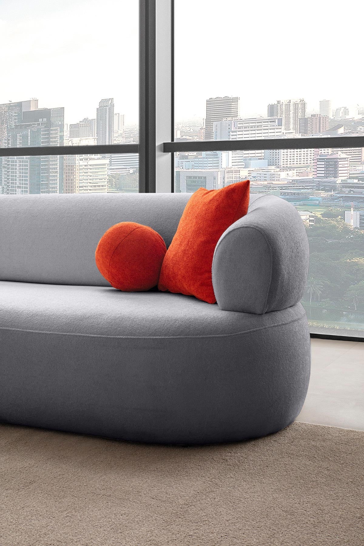 Graues Ecksofa links mit Boucle-Stoffbezug, Gestell aus Hainbuche und Spanplatte, Kunststoffbeinen und vier losen Kissen im Wohnzimmer.