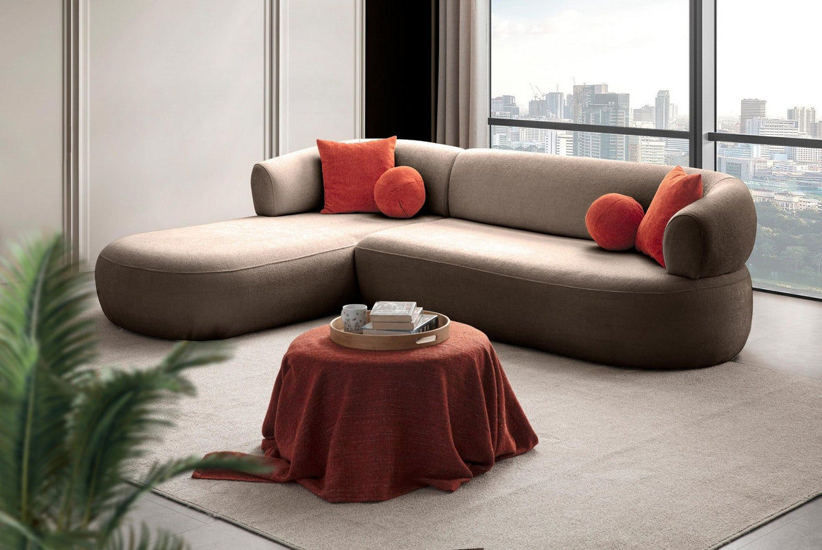 Bouclé-Ecksofa Roma in Mink von Hanah Home, Sitzfläche mit vier Kissen, Gestell aus Hainbuche und Kunststofffüssen.