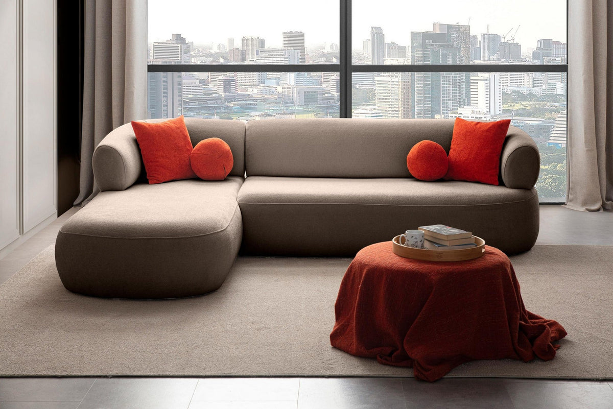 Bouclé-Ecksofa Roma in Mink von Hanah Home, Sitzfläche mit vier Kissen, Gestell aus Hainbuche und Kunststofffüssen.