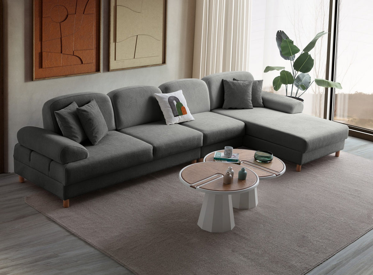 Anthrazitfarbenes Eck-Schlafsofa mit Coco-Boucle-Stoffbezug, Holzbeinen und rechter Truhe, fotografiert freistehend im Raum.