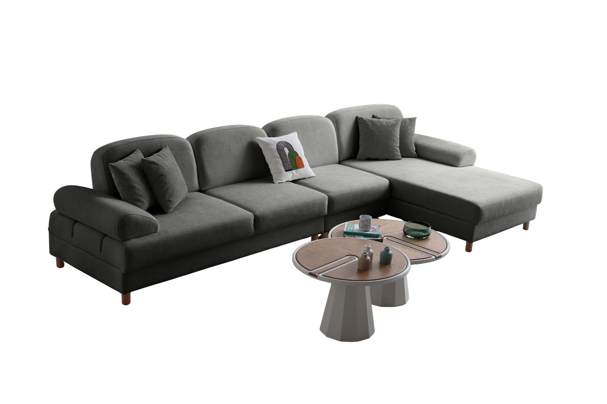 Anthrazitfarbenes Eck-Schlafsofa mit Coco-Boucle-Stoffbezug, Holzbeinen und rechter Truhe, fotografiert freistehend im Raum.