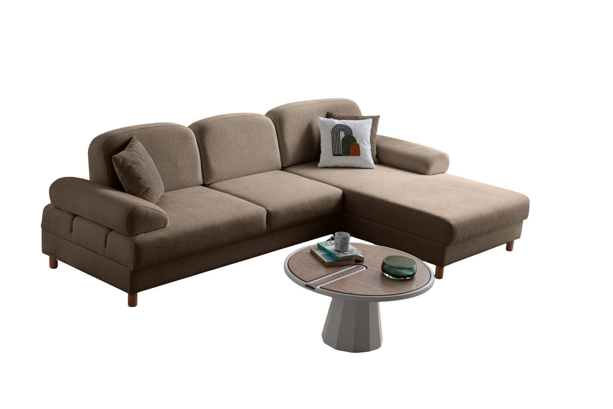Braunes Eck-Schlafsofa Aries mit Coco-Boucle-Stoff, Holzbeinen und ausklappbarer Liegefläche in der rechten Ausführung von Hanah Home