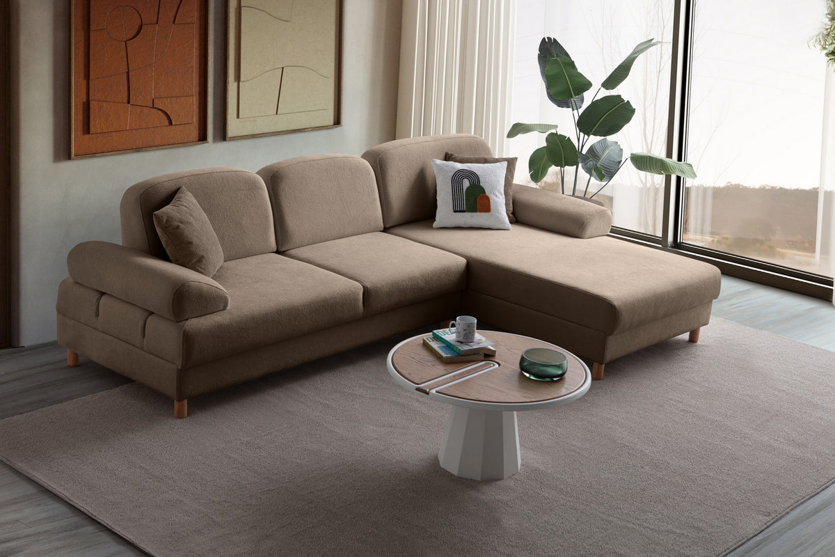 Braunes Eck-Schlafsofa Aries mit Coco-Boucle-Stoff, Holzbeinen und ausklappbarer Liegefläche in der rechten Ausführung von Hanah Home