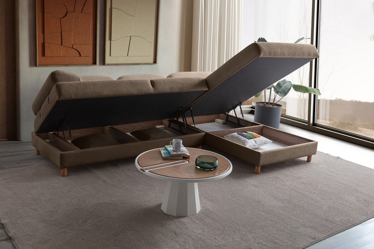 Braunes Eck-Schlafsofa Aries mit Coco-Boucle-Stoff, Holzbeinen und ausklappbarer Liegefläche in der rechten Ausführung von Hanah Home