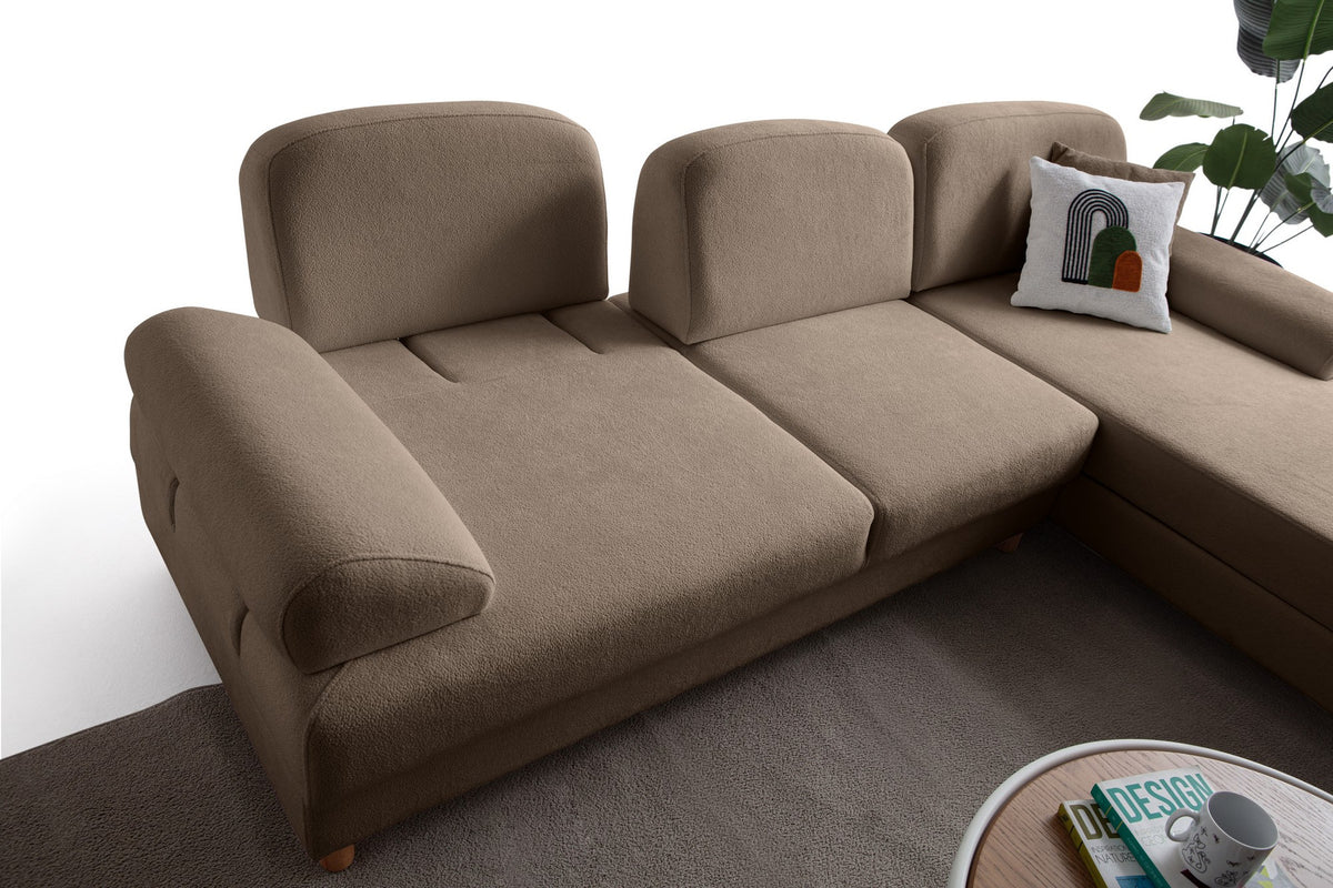 Braunes Eck-Schlafsofa Aries mit Coco-Boucle-Stoff, Holzbeinen und ausklappbarer Liegefläche in der rechten Ausführung von Hanah Home