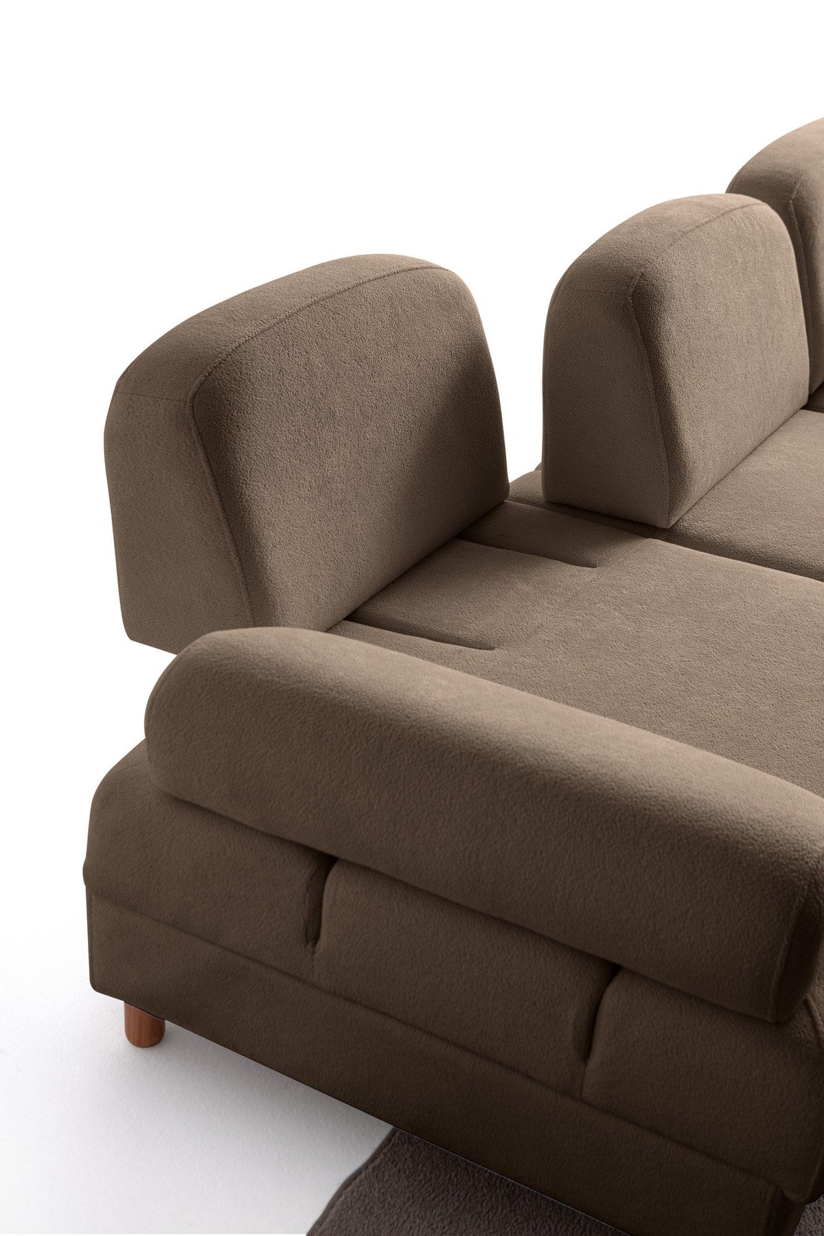 Braunes Eck-Schlafsofa Aries mit Coco-Boucle-Stoff, Holzbeinen und ausklappbarer Liegefläche in der rechten Ausführung von Hanah Home