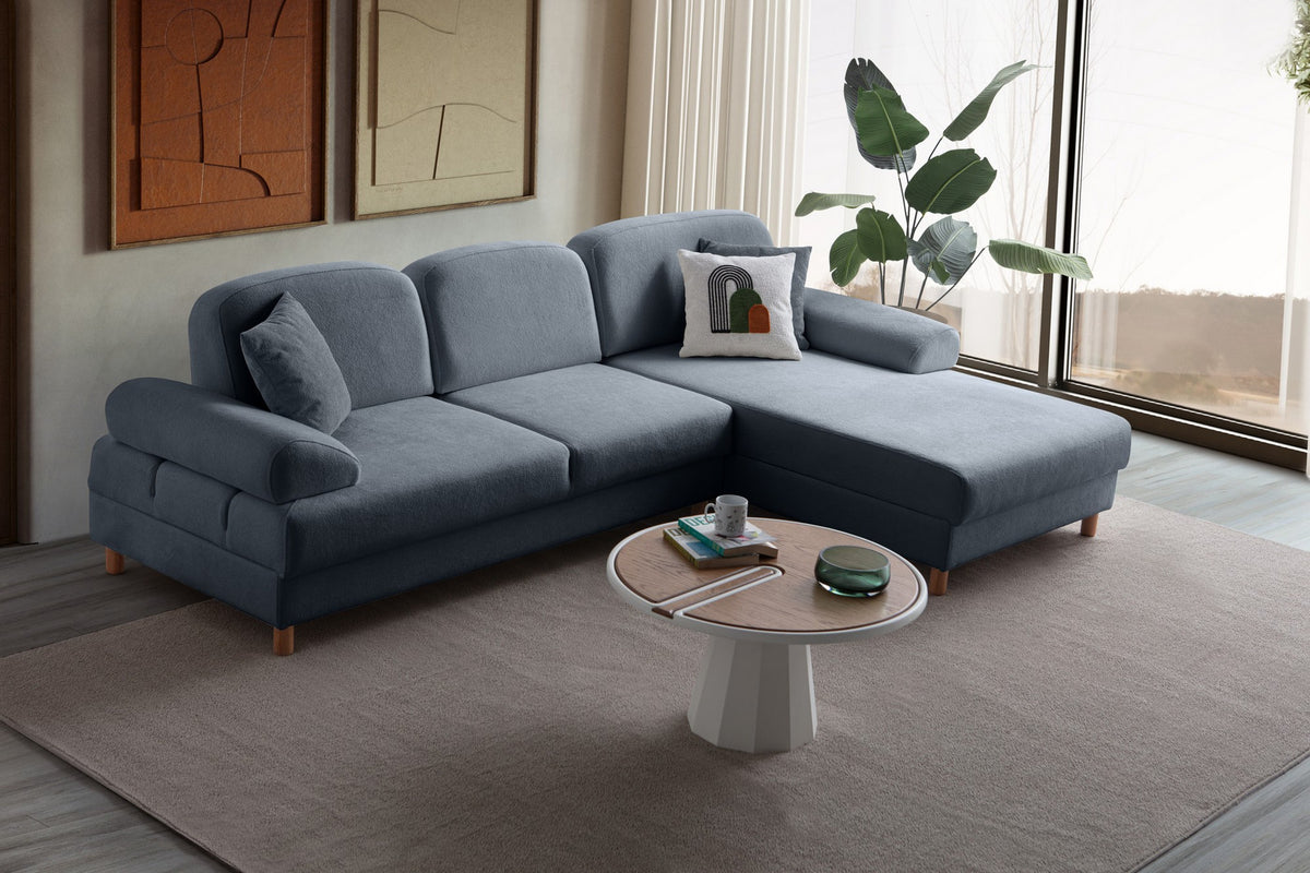 Eck-Schlafsofa Aries in Marineblau mit Coco-Boucle-Stoffbezug, Holzbeinen und Kissen, rechte Ausführung, Sitz- und Liegefläche sichtbar.