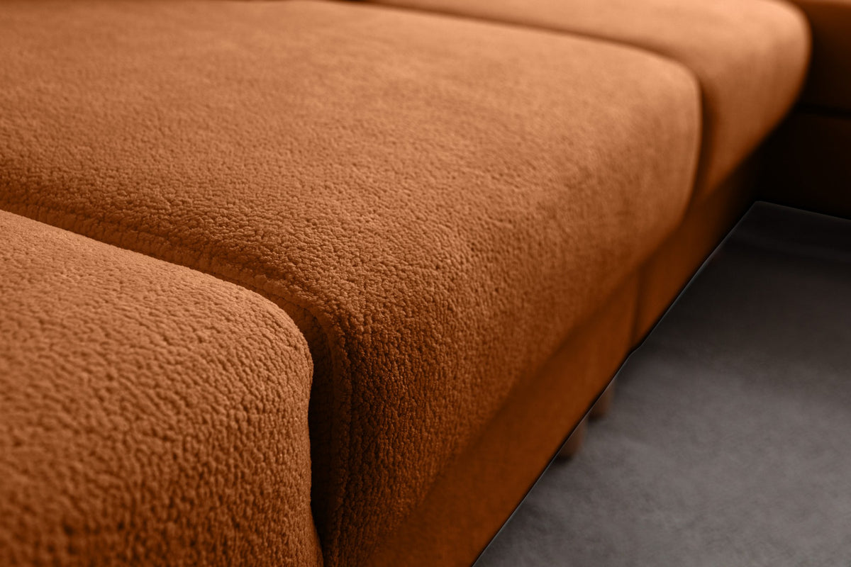 Orangefarbenes Eck-Schlafsofa Aries Relax mit Coco-Boucle-Stoff, Holzbeinen und ausklappbarer Liegefläche, rechte Ausführung.