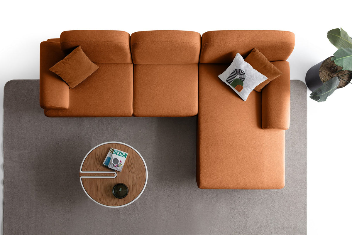 Orangefarbenes Eck-Schlafsofa Aries Relax mit Coco-Boucle-Stoff, Holzbeinen und ausklappbarer Liegefläche, rechte Ausführung.