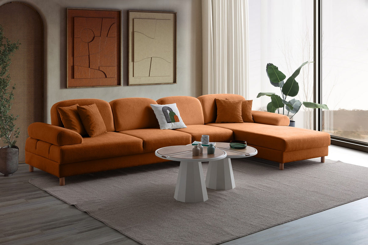Eck-Schlafsofa Aries Relax Joker in Orange mit Coco-Boucle-Stoff, Holzbeinen und ausklappbarer Liegefläche, fotografiert im Wohnraum.