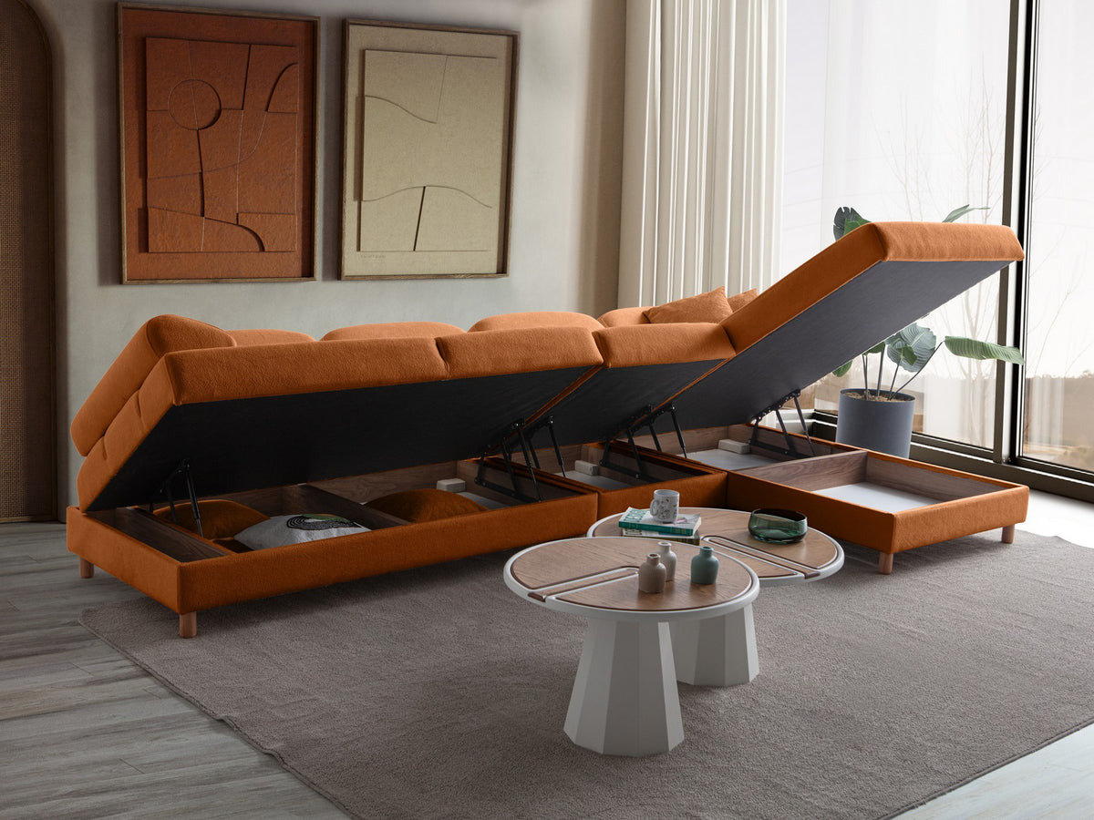 Eck-Schlafsofa Aries Relax Joker in Orange mit Coco-Boucle-Stoff, Holzbeinen und ausklappbarer Liegefläche, fotografiert im Wohnraum.