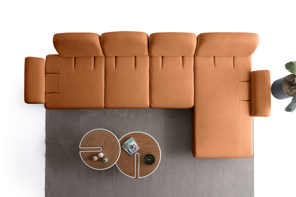 Eck-Schlafsofa Aries Relax Joker in Orange mit Coco-Boucle-Stoff, Holzbeinen und ausklappbarer Liegefläche, fotografiert im Wohnraum.