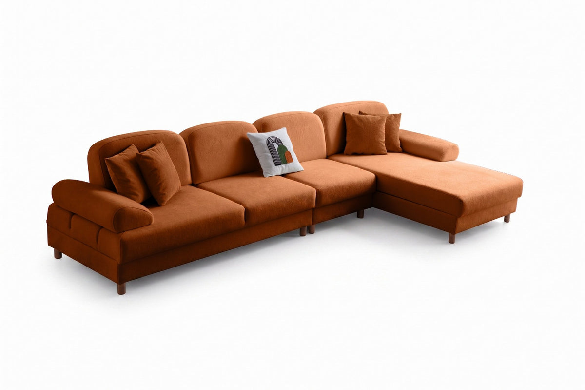 Eck-Schlafsofa Aries Relax Joker in Orange mit Coco-Boucle-Stoff, Holzbeinen und ausklappbarer Liegefläche, fotografiert im Wohnraum.