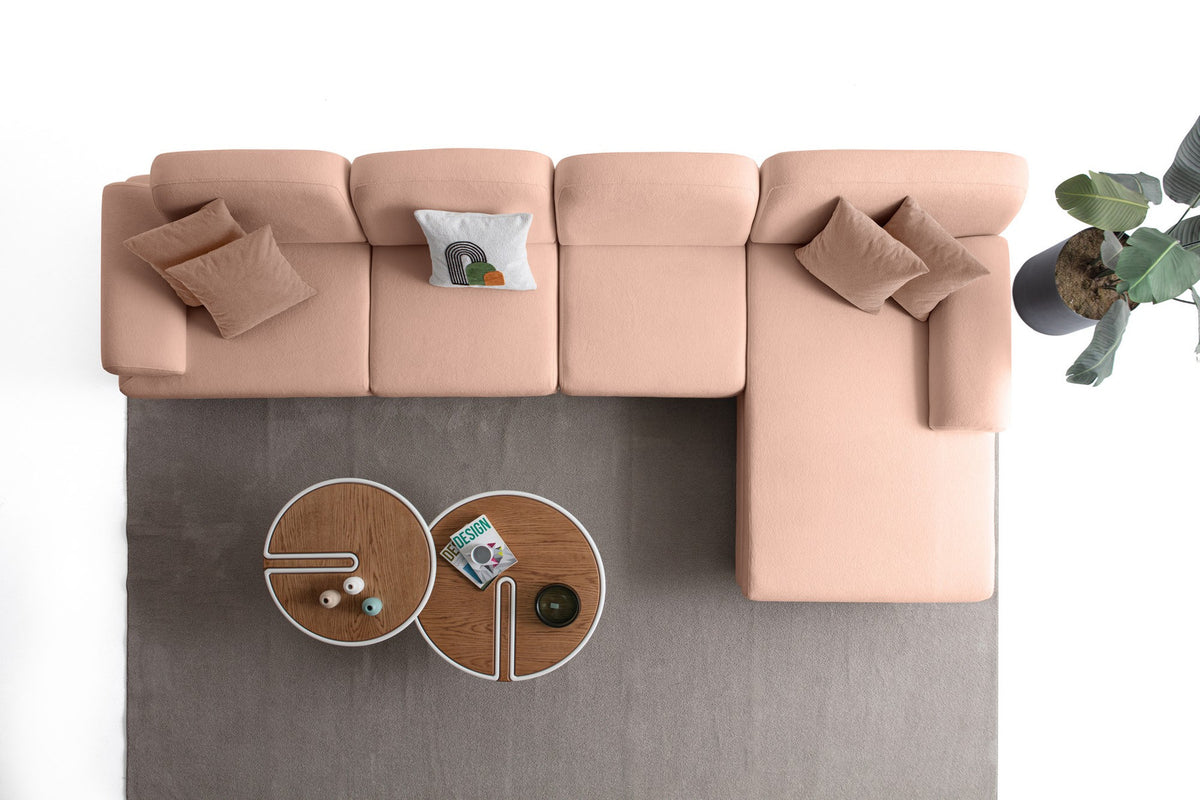 Eck-Schlafsofa Aries Relax Joker in Altrosa mit Coco-Boucle-Stoff, Holzbeinen und verstellbarer Rückenlehne, fotografiert im Wohnraum.