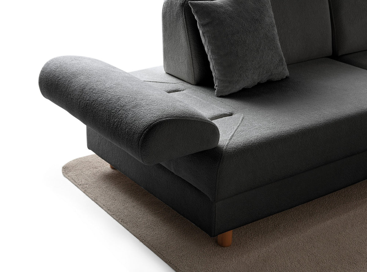 Anthrazitfarbenes Eck-Schlafsofa mit Coco-Boucle-Stoff, Holzbeinen und vier Kissen, teilweise als Liegefläche ausgeklappt dargestellt.