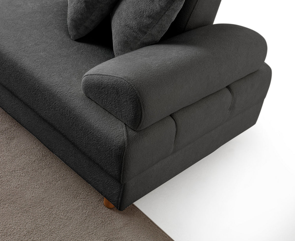 Anthrazitfarbenes Eck-Schlafsofa mit Coco-Boucle-Stoff, Holzbeinen und vier Kissen, teilweise als Liegefläche ausgeklappt dargestellt.