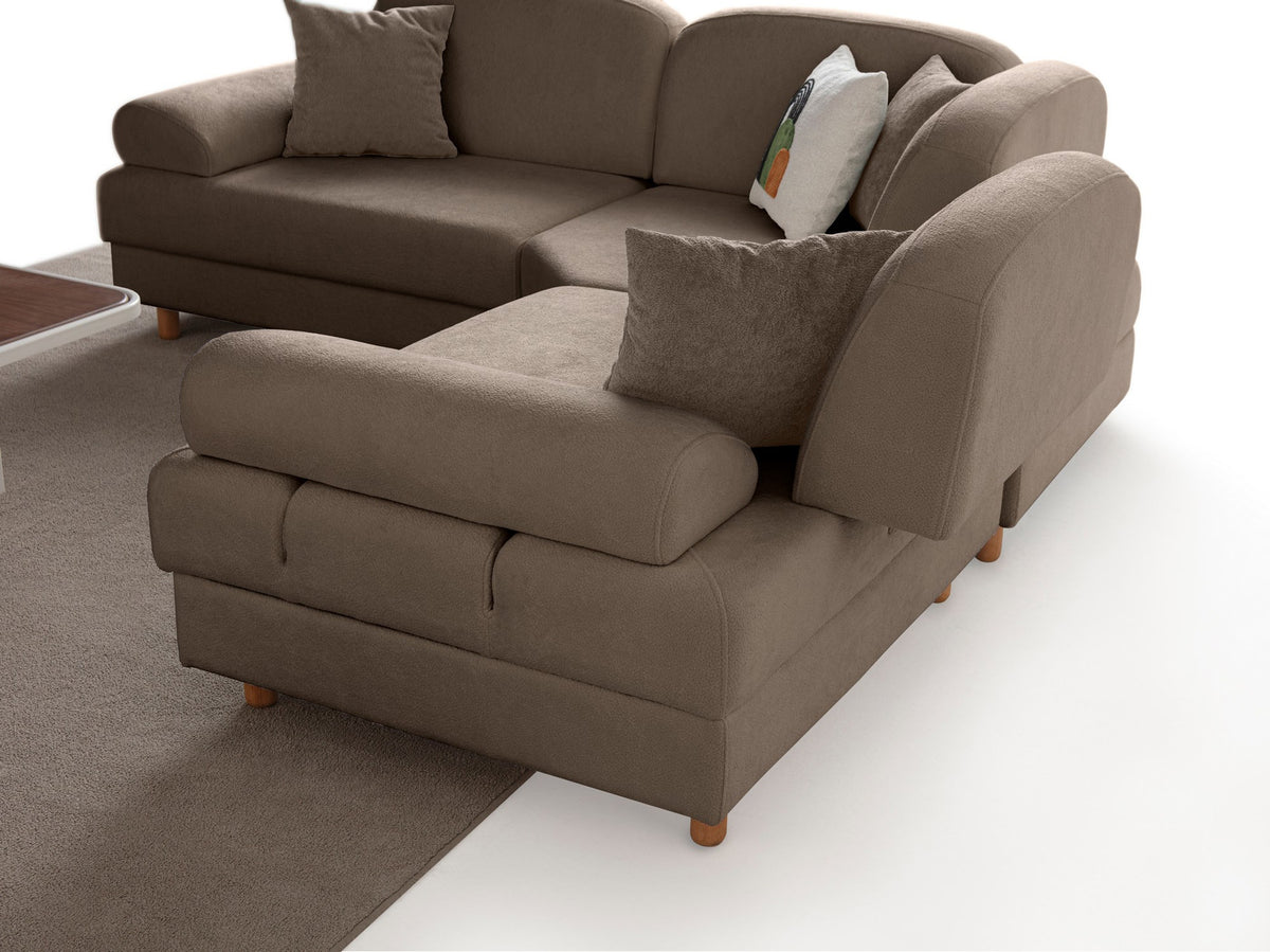 Braunes Eck-Schlafsofa Aries Modular S von Hanah Home mit Coco-Boucle-Stoff, Holzbeinen und vier Kissen in einem Wohnzimmer.