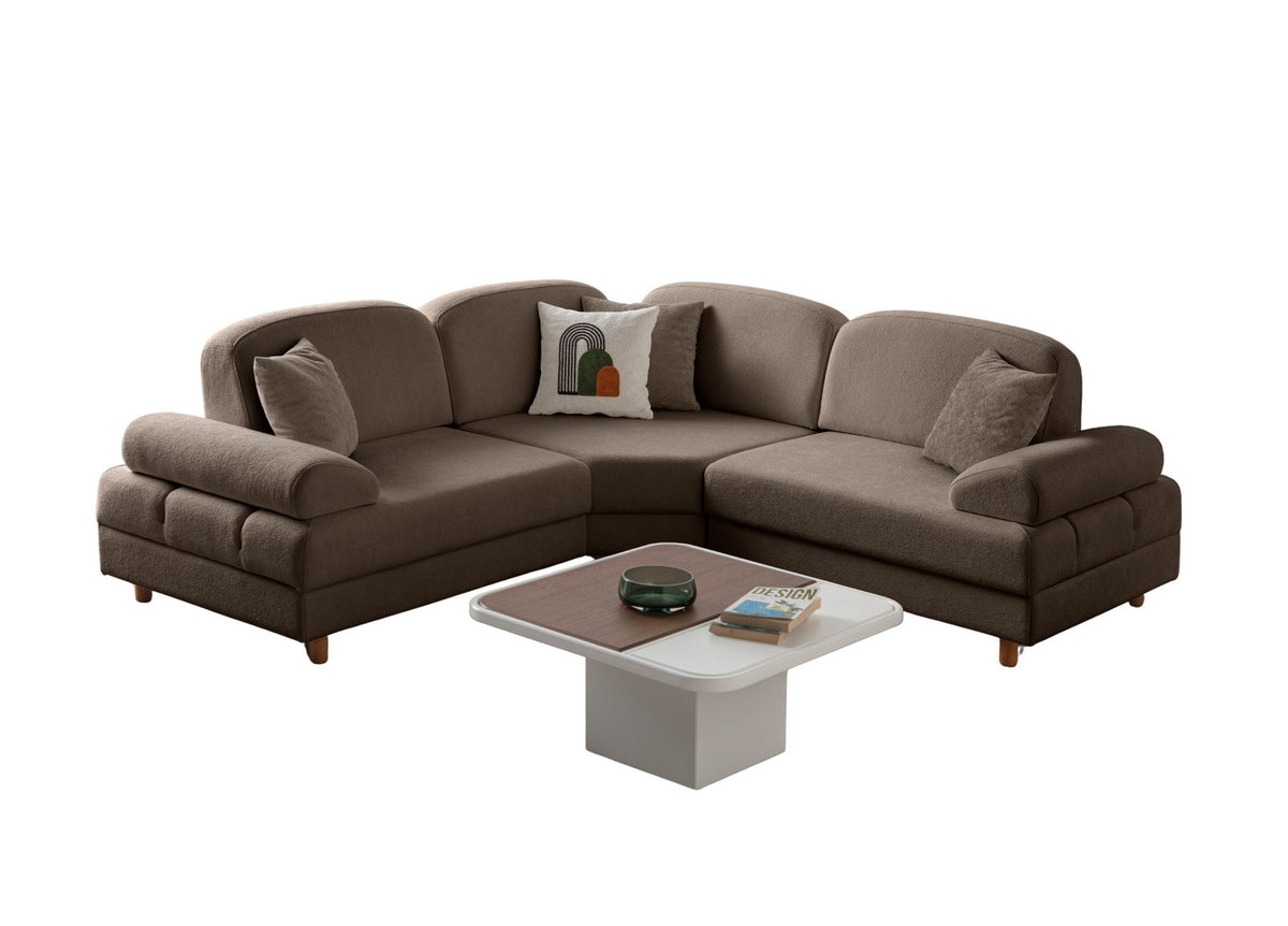 Braunes Eck-Schlafsofa Aries Modular S von Hanah Home mit Coco-Boucle-Stoff, Holzbeinen und vier Kissen in einem Wohnzimmer.