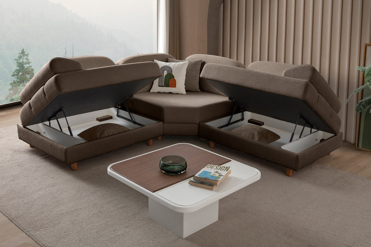 Braunes Eck-Schlafsofa Aries Modular S von Hanah Home mit Coco-Boucle-Stoff, Holzbeinen und vier Kissen in einem Wohnzimmer.