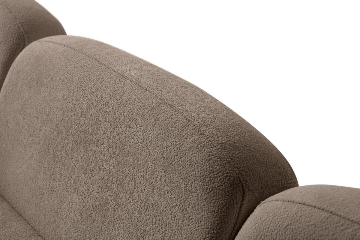 Braunes Eck-Schlafsofa Aries Modular S von Hanah Home mit Coco-Boucle-Stoff, Holzbeinen und vier Kissen in einem Wohnzimmer.