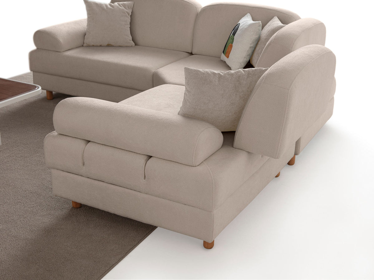 Eckschlafsofa Aries Modular S in Milchkaffee mit Coco-Boucle-Stoff, Holzbeinen und vier Kissen, fotografiert im Wohnraum.