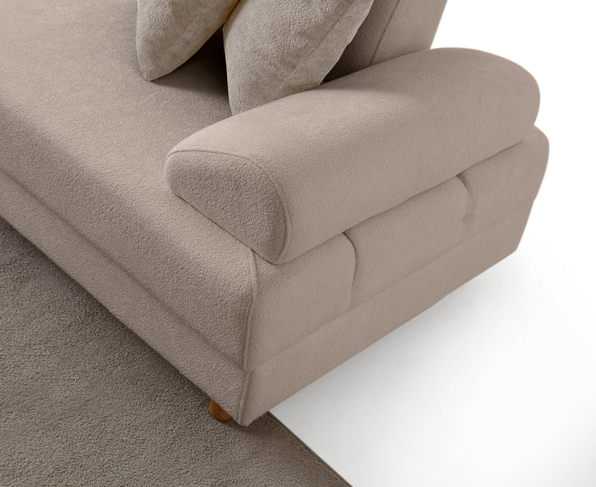 Eckschlafsofa Aries Modular S in Milchkaffee mit Coco-Boucle-Stoff, Holzbeinen und vier Kissen, fotografiert im Wohnraum.