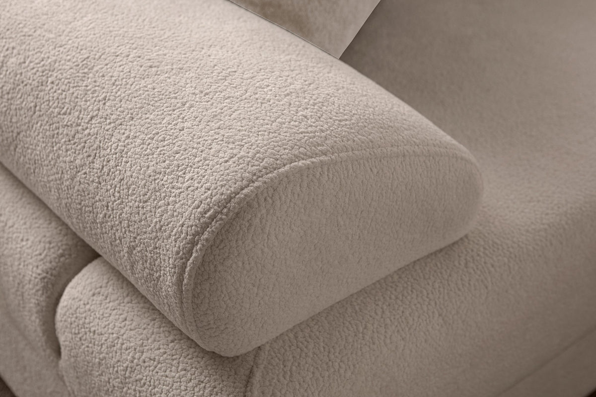 Eckschlafsofa Aries Modular S in Milchkaffee mit Coco-Boucle-Stoff, Holzbeinen und vier Kissen, fotografiert im Wohnraum.