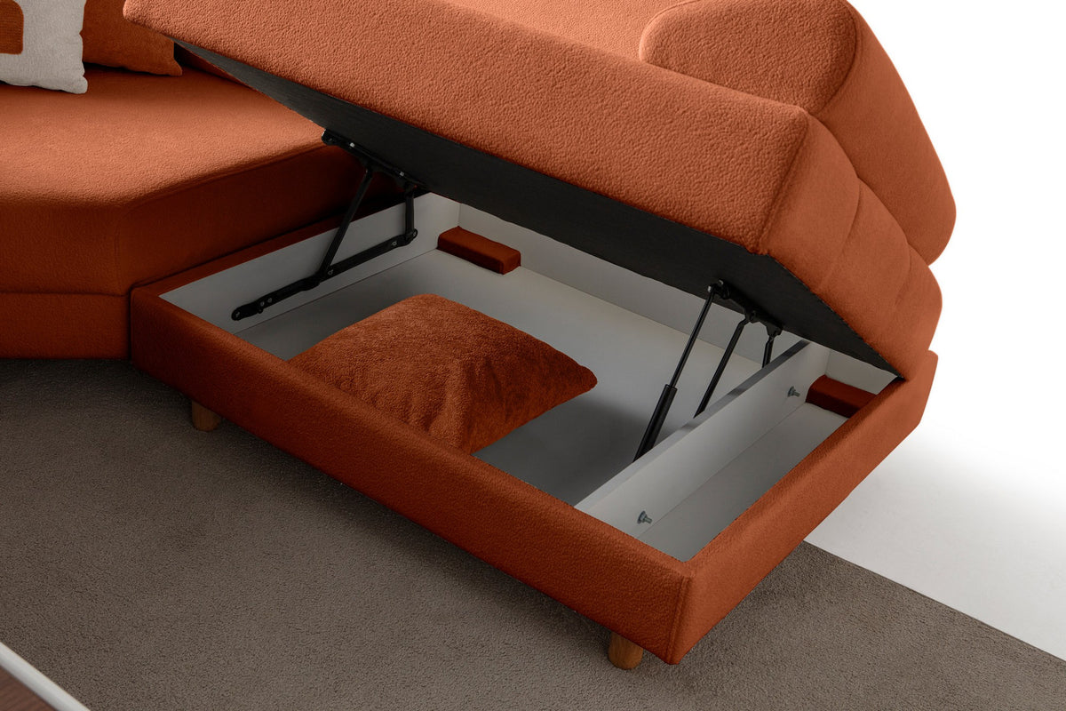 Orange Eck-Schlafsofa Aries Modular S von Hanah Home mit Coco-Boucle-Stoff, Holzbeinen und Aufbewahrungstruhe, Frontalansicht.