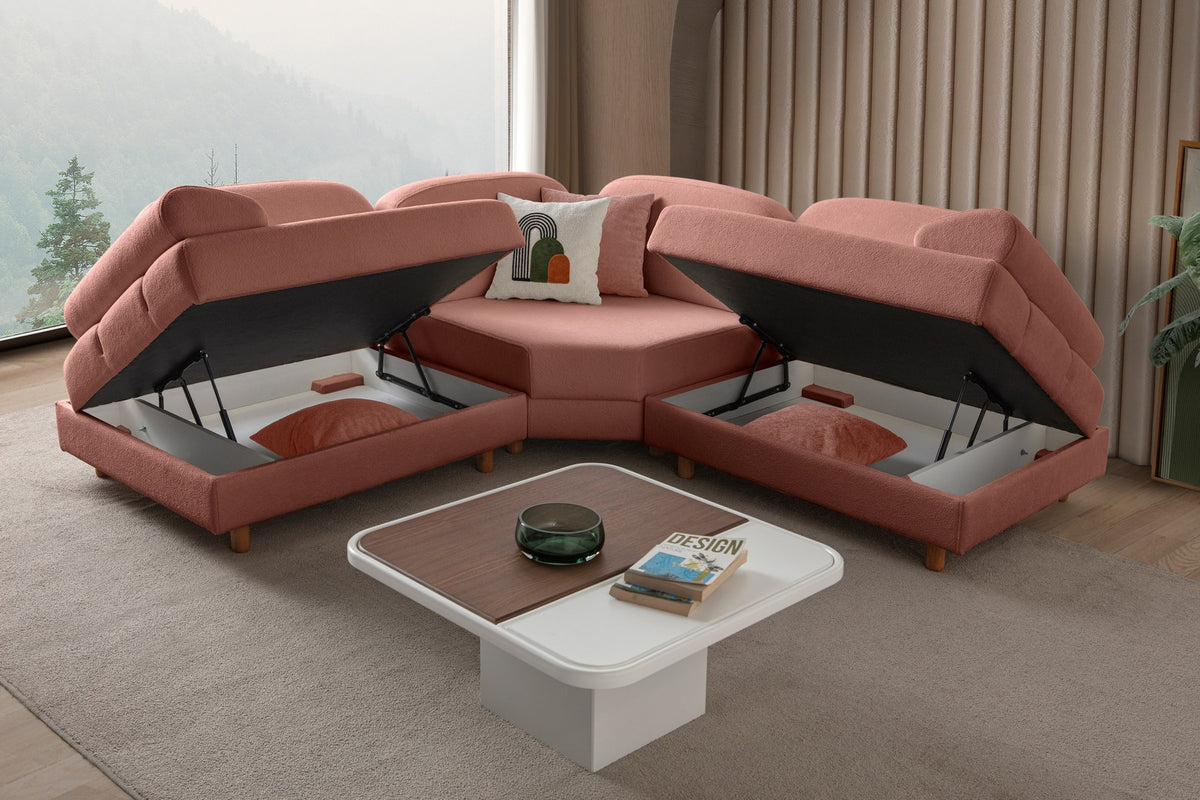 Modulares Eck-Schlafsofa in Altrosa mit Boucle-Stoffbezug, Holzbeinen und vier Kissen, fotografiert aus frontaler Perspektive.