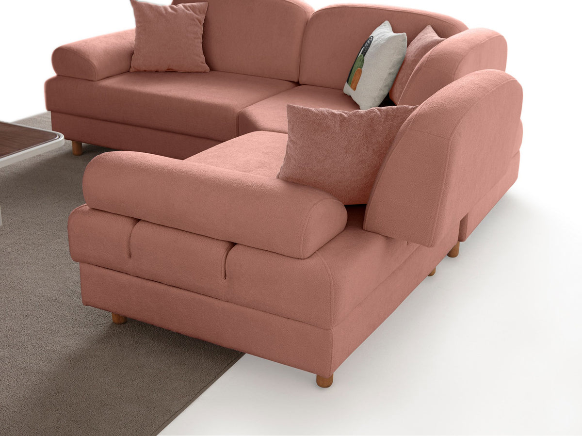 Modulares Eck-Schlafsofa in Altrosa mit Boucle-Stoffbezug, Holzbeinen und vier Kissen, fotografiert aus frontaler Perspektive.