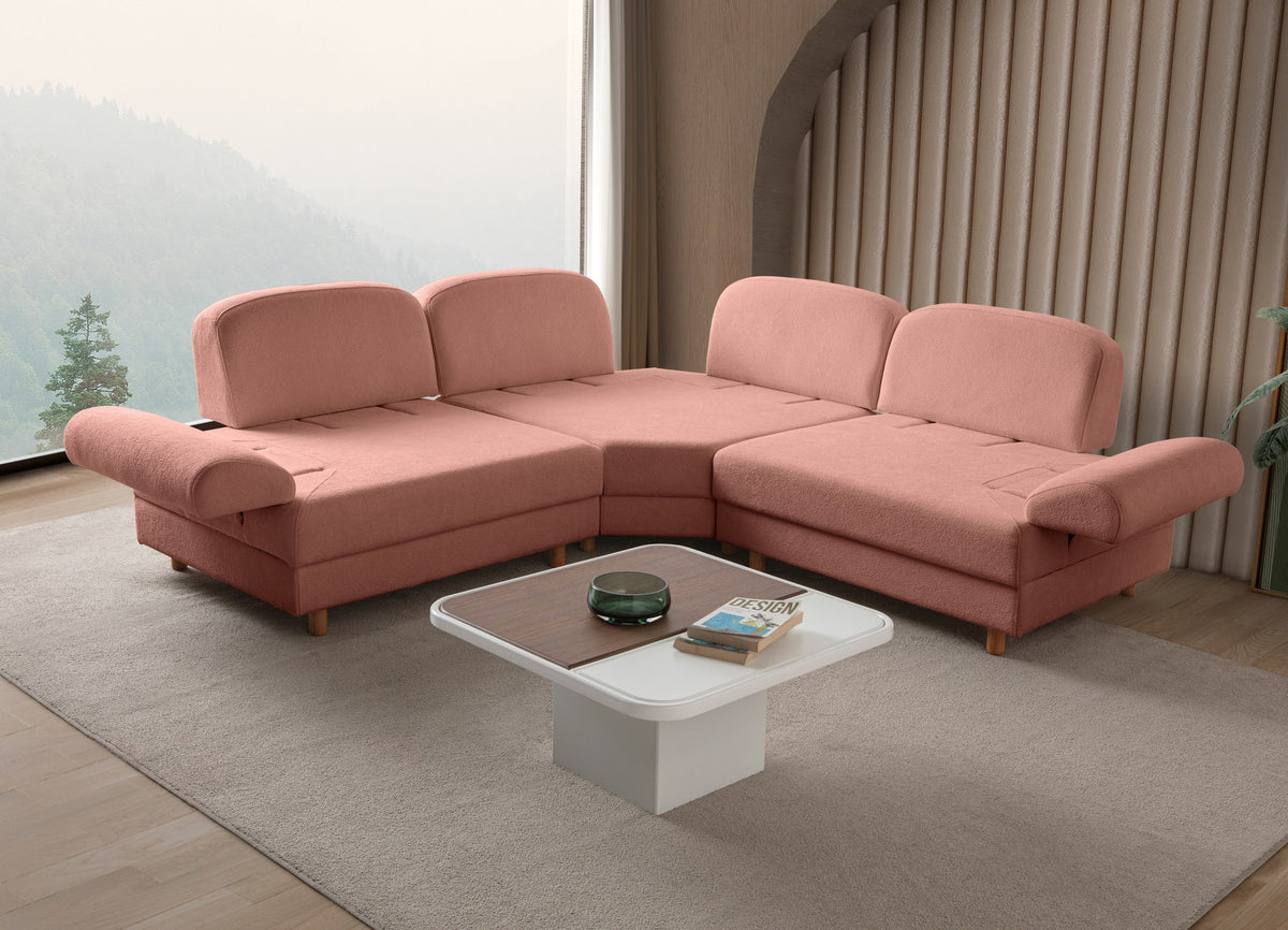 Modulares Eck-Schlafsofa in Altrosa mit Boucle-Stoffbezug, Holzbeinen und vier Kissen, fotografiert aus frontaler Perspektive.