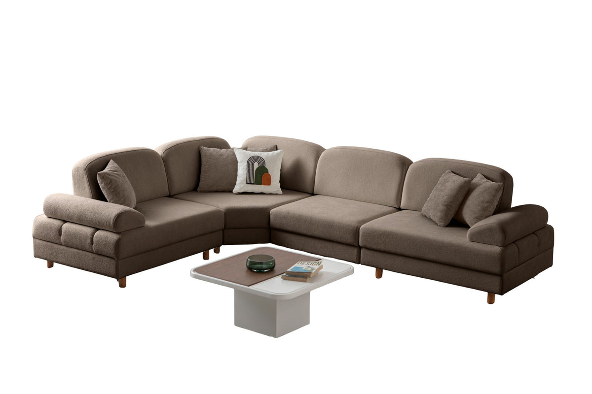 Braunes Eck-Schlafsofa Aries Modular M mit Coco-Boucle-Stoffbezug, Holzbeinen und sichtbarer Truhe, im Wohnzimmer aufgestellt.